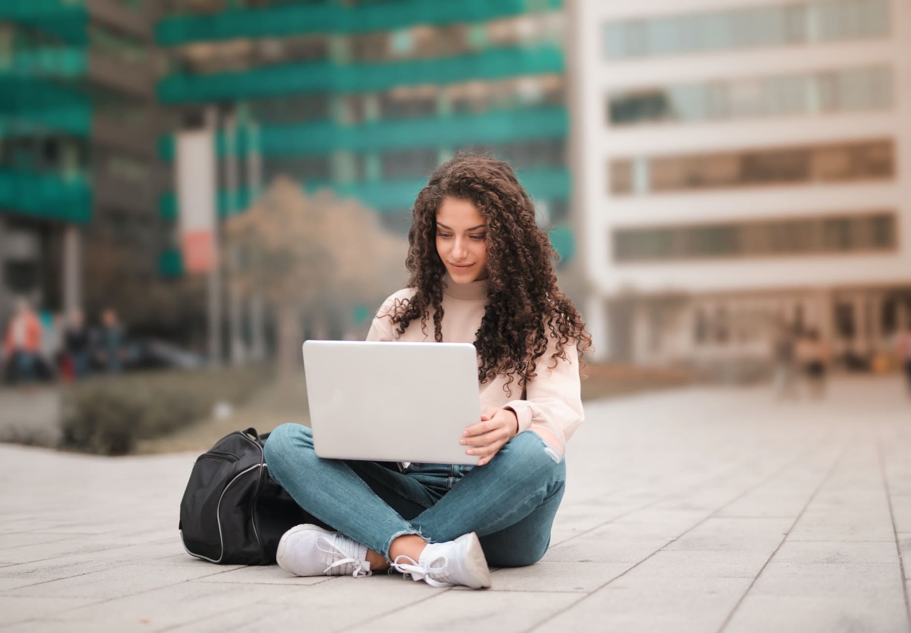 Estudiante utilizando una notebook al aire libre